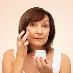 Peptides ránctalanító krémek – miért hatékonyabbak az anti-aging arcápolásban?